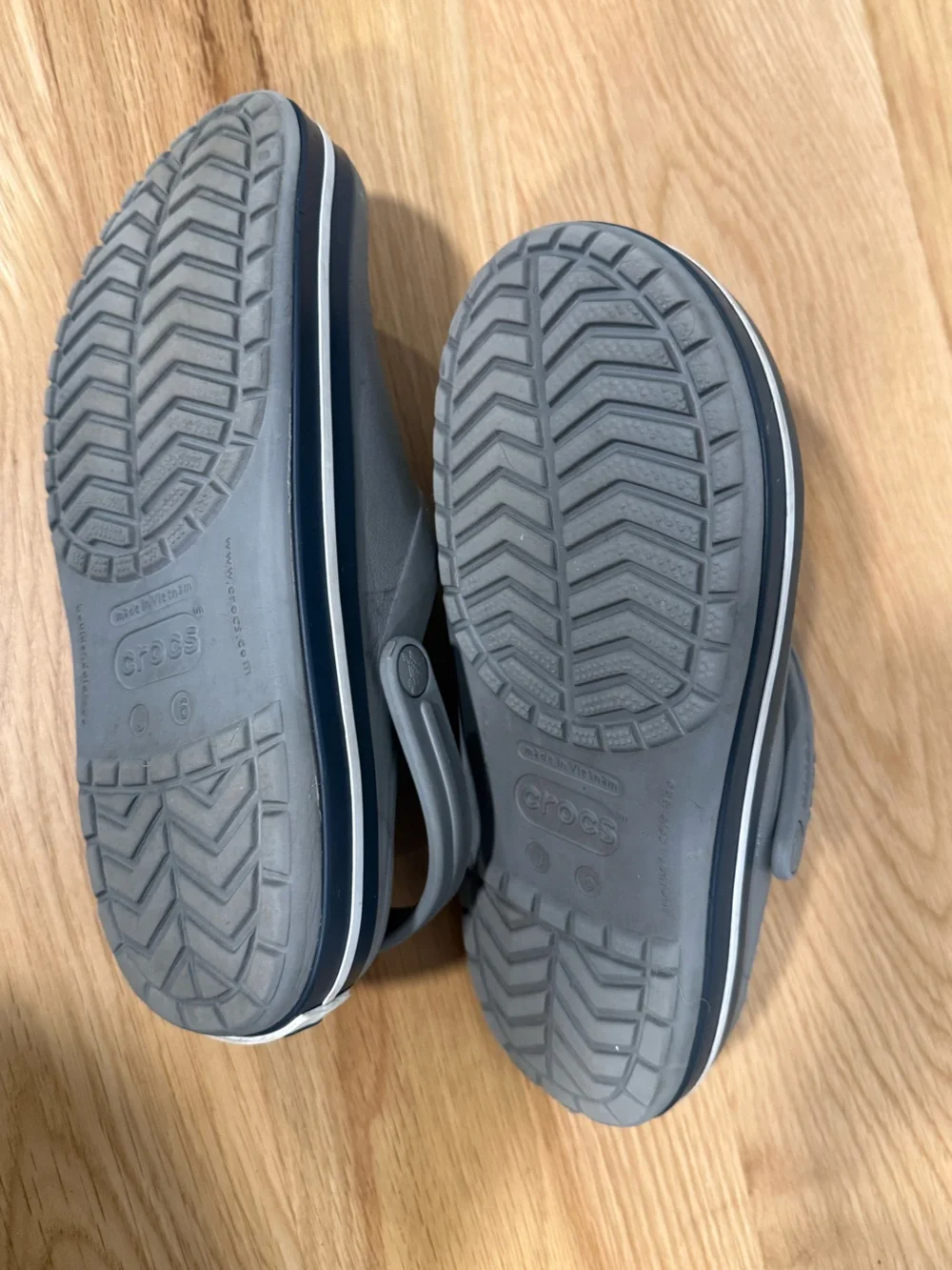 Big Boys Gray/Black Trim Slip-On Crocs-Size 6